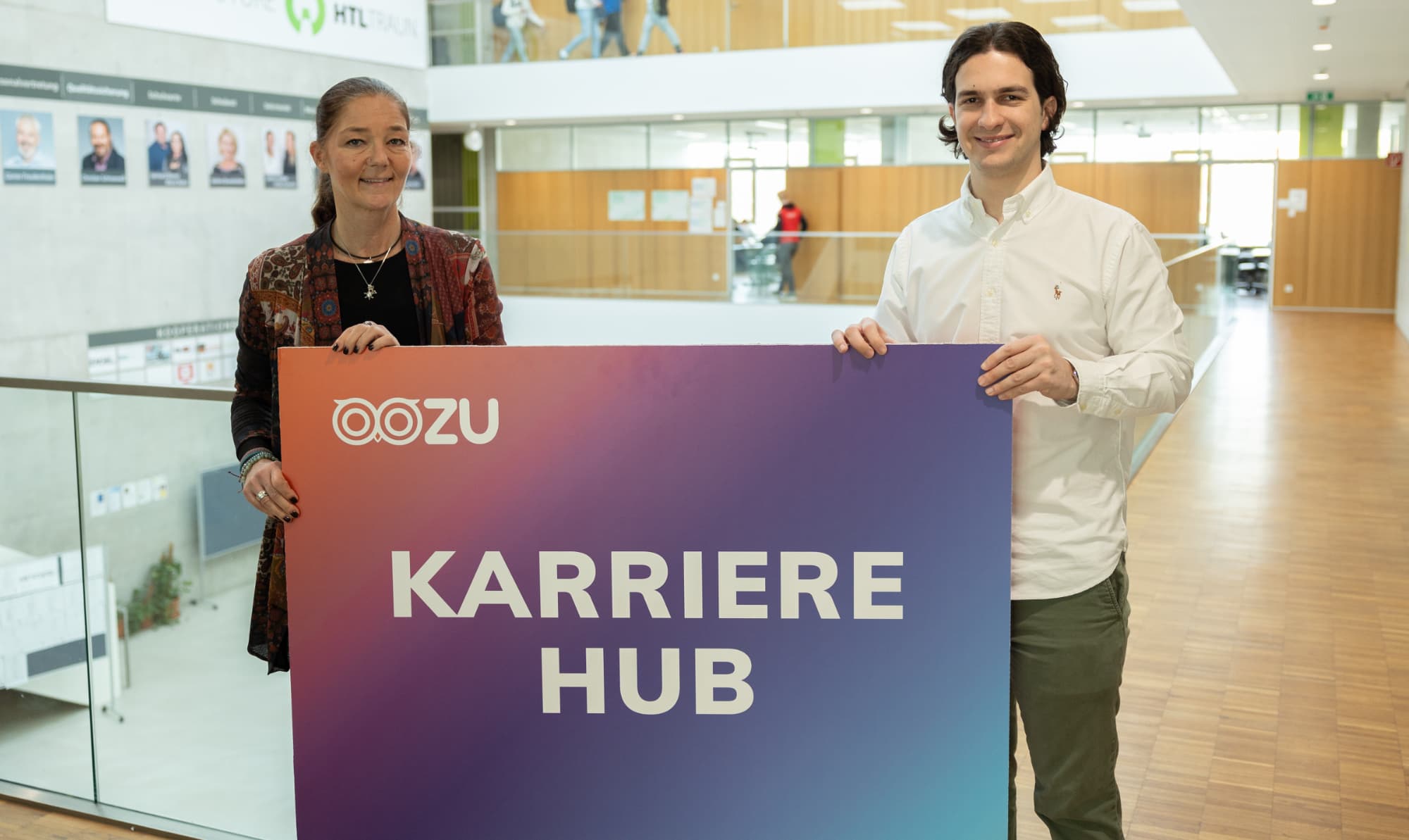 Oozu Team mit Lehrerin